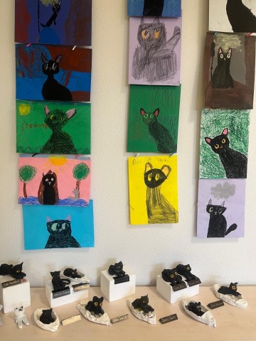 Rokdarbu pulciņa izstāde "Straumes kaķis" bibliotēkas telpās Mēness ielā 8